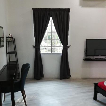 Roomstay Hj Esmon Parit Raja Uthm Esterno foto