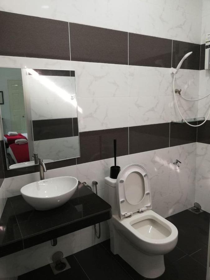 Roomstay Hj Esmon Parit Raja Uthm Esterno foto