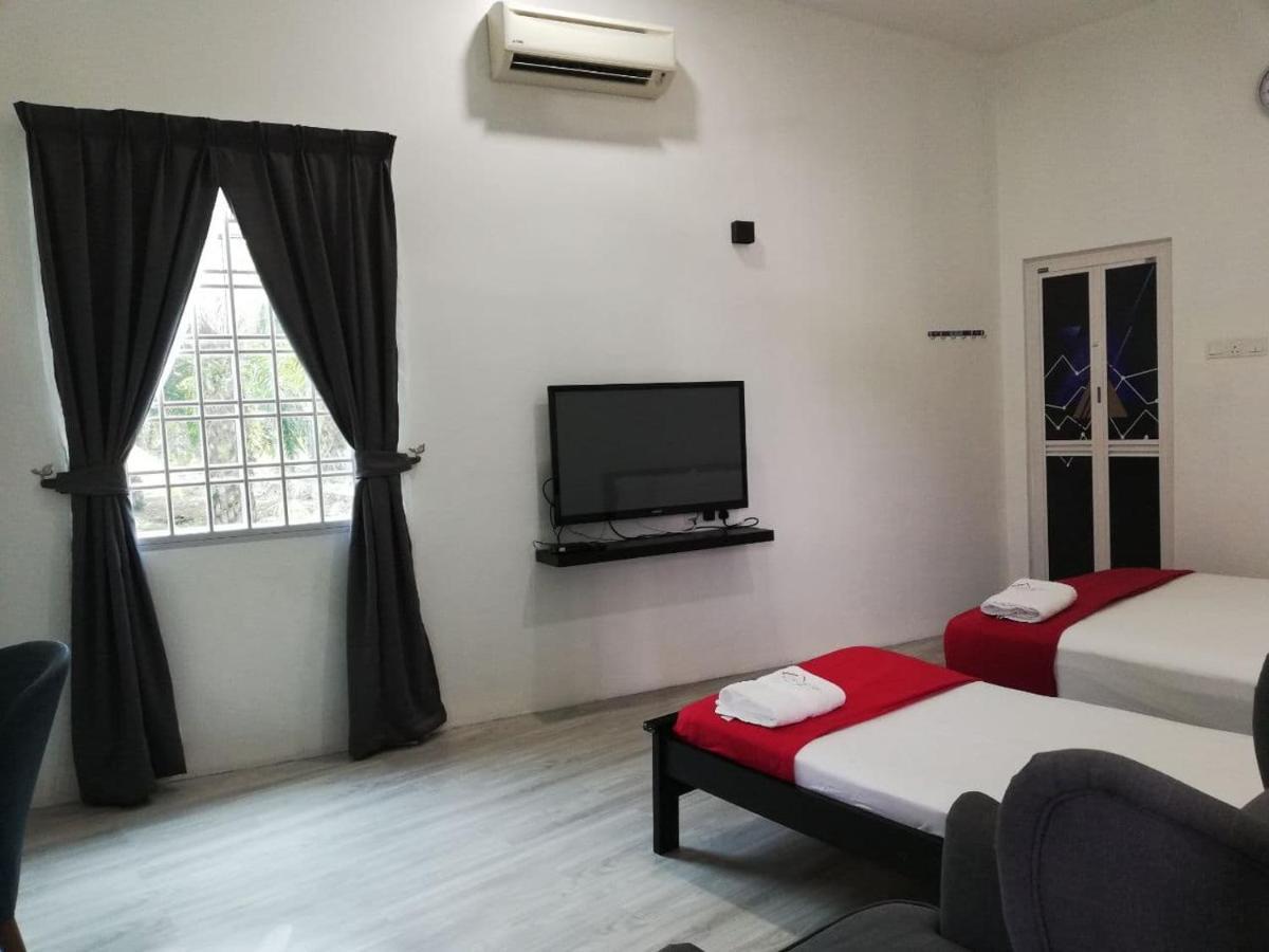 Roomstay Hj Esmon Parit Raja Uthm Esterno foto